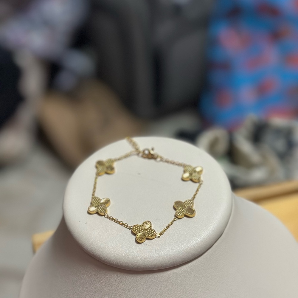Chic Gold Clover Bracelet - Picture 2 of 2
